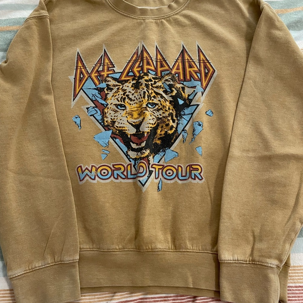 Women’s Def Leppard crewneck